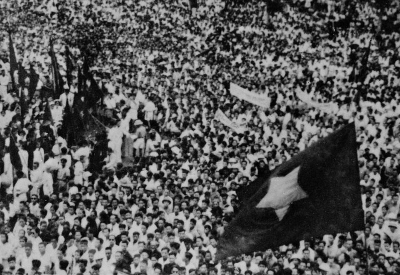 Decenas de miles de capitalinos se reunieron en la Plaza de la Ópera para celebrar la victoria de la Revolución de Agosto, el 19 de agosto de 1945. (Fotografía: Archivos de VNA)