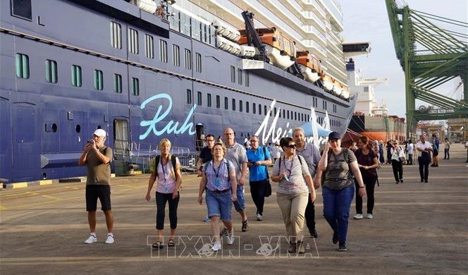 Turistas llegan a la provincia Ba Ria- Vung Tau por vía marítima. (Fotografía: VNA)