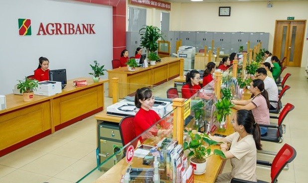 Los clientes realizan transacciones en Agribank. (Fotografía: laodong.vn)