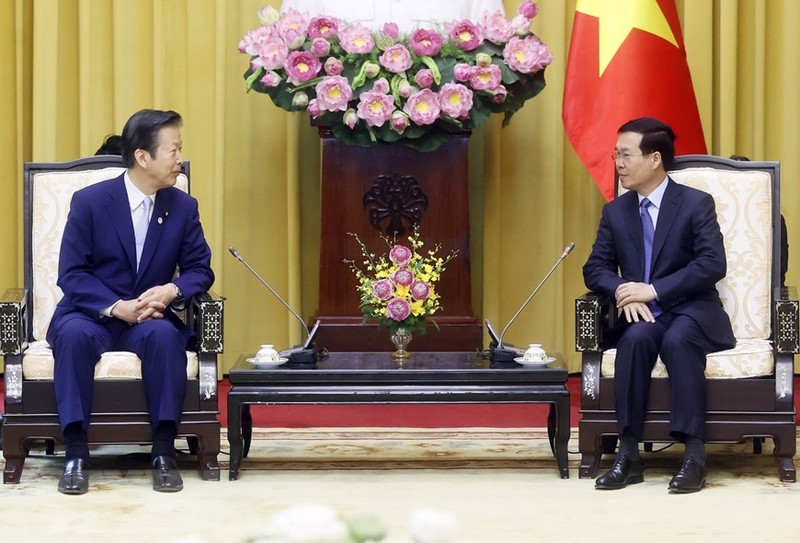 El presidente de Vietnam, Vo Van Thuong (derecha), conversa con el titular del partido japonés Komeito, Yamaguchi Natsuo. (Fotografía: VNA)