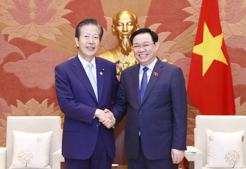 El presidente de la Asamblea Nacional de Vietnam, Vuong Dinh Hue, recibe al presidente del Partido japonés Komeito, Yamaguchi Natsuo. (Fotografía: VNA)