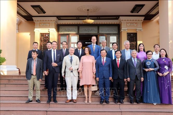La presidenta del Senado belga, Stephanie D’Hose, y las autoridades de la provincia de Thua Thien-Hue. (Fotografía: VNA)