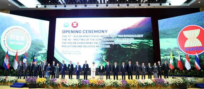 Los delegados que asistieron a la ceremonia de apertura de la XVII Reunión de Ministros de Medio Ambiente de la Asean (AMME17) tomaron fotos de recuerdo. (Fotografía: VNA)