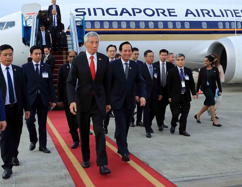 Ceremonia de bienvenida al primer ministro de Singapur, Lee Hsien Loong, en el aeropuerto internacional de Noi Bai.(Fotografía: VNA)