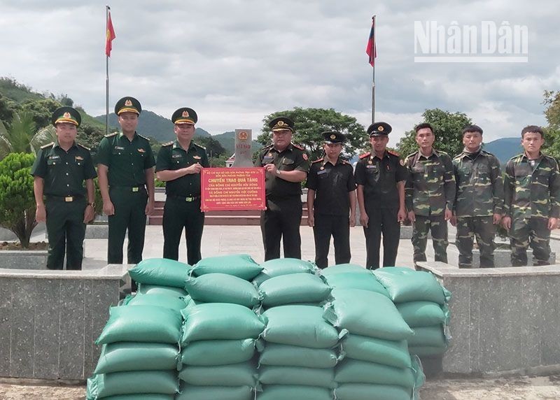 Vietnam dona arroz a guardia fronteriza de Laos.