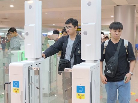 Los pasajeros pasan por las puertas automáticas en el aeropuerto de Tan Son Nhat. (Fotografía: vnexpress.net)
