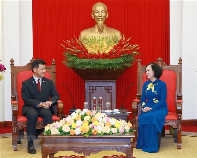 Izumi Kenta, presidente del Partido Democrático Constitucional de Japón, y Truong Thi Mai, La miembro del Buró Político, permanente del Secretariado del Comité Central del PCV y jefa de su Comisión de Organización. (Fotografía: VNA)
