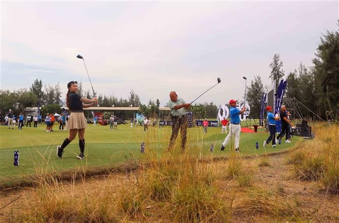 Golfistas en la inauguración del Campeonato. (Fotografía: VNA)
