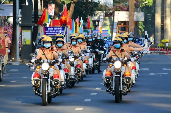 Policía de tránsito despliega fuerza para garantizar la seguridad en las calles. (Fotografía: VNA)