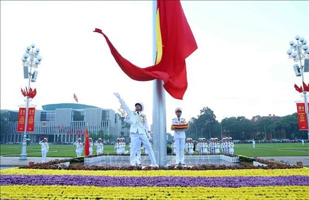 Ceremonia de izamiento de la bandera en la plaza Ba Dinh con motivo del Día Nacional. (Fotografía: VNA)