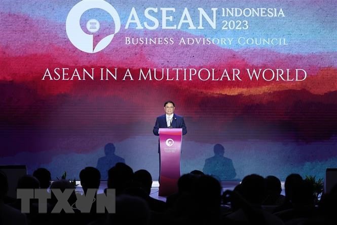 El primer ministro vietnamita, Pham Minh Chinh, interviene en la Cumbre de Negocios e Inversión de la Asean en Yakarta, Indonesia. (Fotografía: VNA)