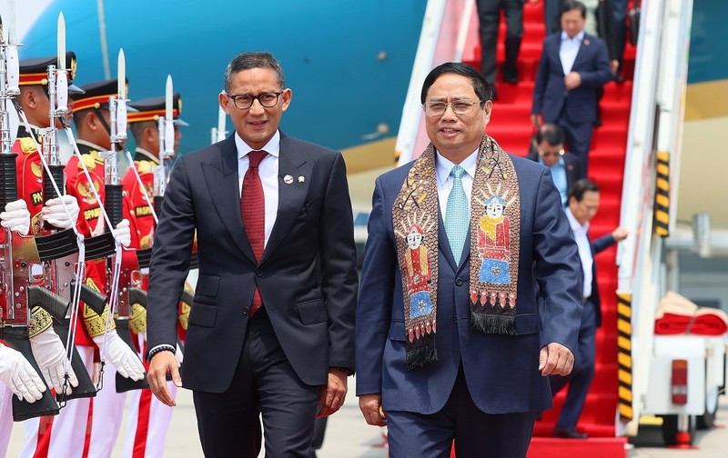Ceremonia de bienvenida al primer ministro Pham Minh Chinh y a una delegación vietnamita de alto rango en el Aeropuerto Internacional Soekarno-Hatta de Yakarta. (Fotografía: VNA)