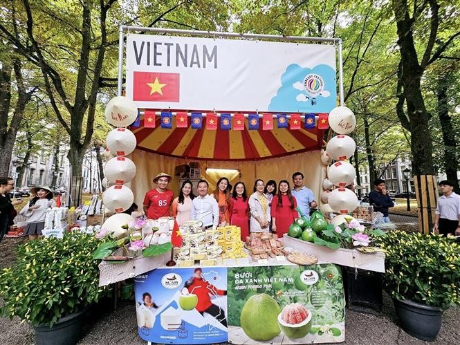Productos vietnamitas exhibidos en el Festival de Embajadas 2023 en La Haya. (Fotografía: VNA)
