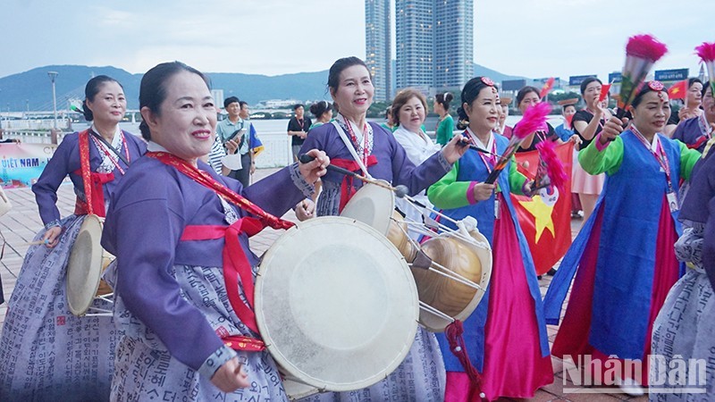 Efectúan en Da Nang espectáculo de instrumentos tradicionales de Corea del Sur.