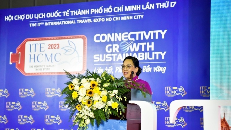 La vicedirectora del Servicio de Turismo de Quang Ninh, Nguyen Huyen Anh, habla en la Feria Turística de Ciudad Ho Chi Minh.