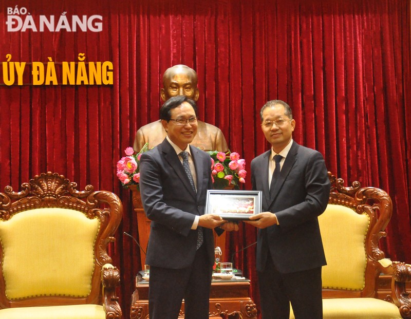 El secretario del Comité del Partido de Da Nang, Nguyen Van Quang, y el director general de Samsung en Vietnam, Cho Joo Ho.