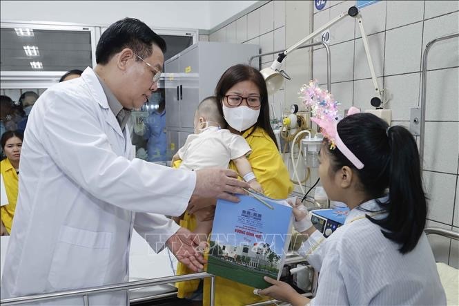 El presidente de la Asamblea Nacional de Vietnam, Vuong Dinh Hue, entrega obsequios a las víctimas en el hospital de Bach Mai. (Fotografía: VNA)