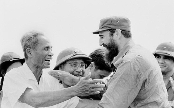 El primer ministro Pham Van Dong y el el comandante en jefe Fidel Castro en Quang Tri (septiembre de 1973). (Fotografía: VNA)