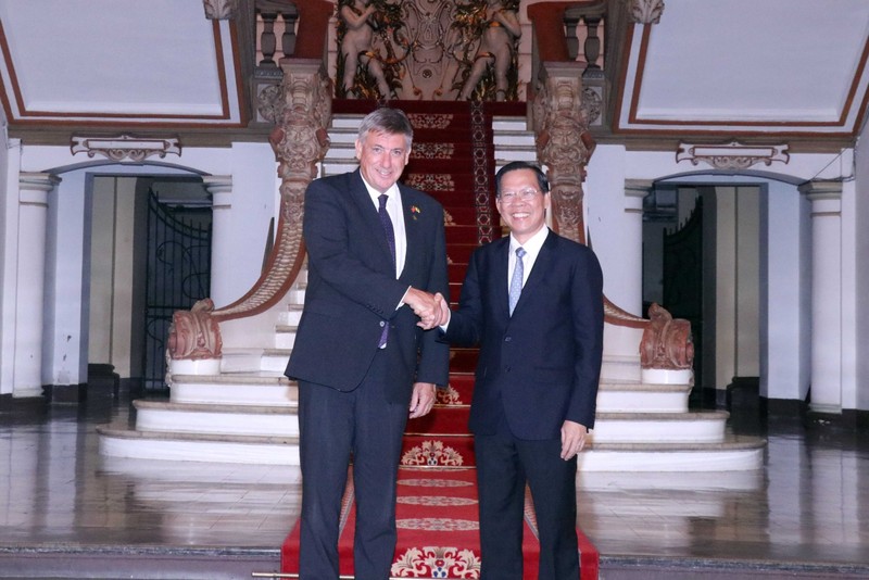 El presidente del Comité Popular de Ciudad Ho Chi Minh, Phan Van Mai y el ministro presidente del Gobierno de la región belga de Flandes, Jan Jambon. (Fotografía: VNA)