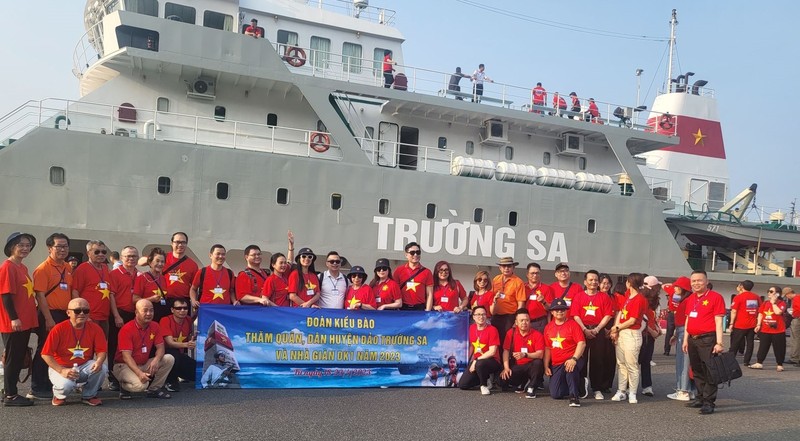 La delegación de 47 vietnamitas residentes en 22 países visitan Truong Sa. (Fotografía: VNA)