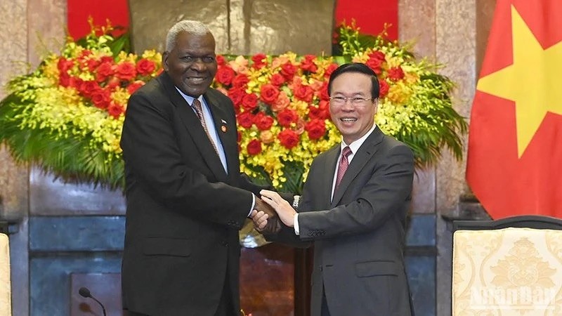 El presidente de Vietnam, Vo Van Thuong (en la derecha), recibe al presidente de la Asamblea Nacional de Cuba, Esteban Lazo Hernández. (Fotografía: Nhan Dan)