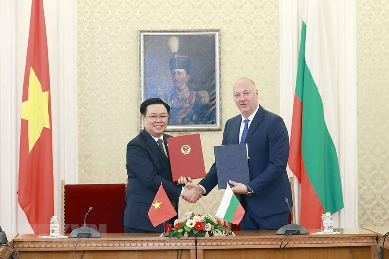 Firma del memorando de entendimiento para la cooperación entre las Asambleas Nacionales de Vietnam y Bulgaria. (Fotografía: VNA)