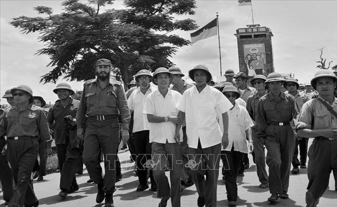 El primer ministro Pham Van Dong y el camarada Fidel Castro, primer secretario del Comité Central del Partido Comunista de Cuba, primer ministro del Gobierno Revolucionario, visitan la ciudad de Dong Ha (Quang Tri) destruida por la guerra y en proceso de restauración (septiembre de 1973). (Fotografía: VNA)