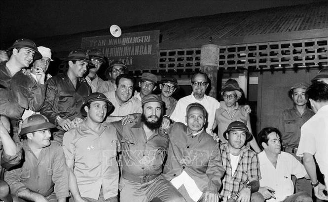 El primer ministro Pham Van Dong y el camarada Fidel Castro, primer secretario del Comité Central del Partido Comunista de Cuba y jefe del Gobierno Revolucionario, visitan la estación de seguridad popular Ben Hai. (Fotografía: Archivo de VNA)