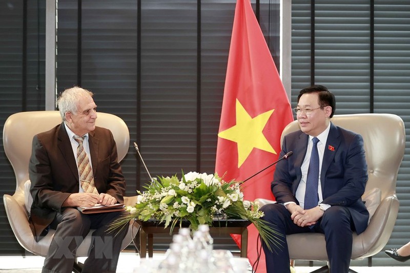 El presidente de la Asamblea Nacional de Vietnam, Vuong Dinh Hue y Simeon Dimchev, presidente de la Asociación de Amistad Bulgaria - Vietnam. (Fotografía: VNA)