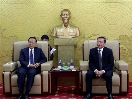 El subjefe de su Comisión de Propaganda y Educación del Comité Central del PCV, Lai Xuan Mon (en la derecha), y el jefe adjunto del Departamento de Publicidad de Comité Central del PCCh y director de la Oficina de Información del Consejo de Estado de China, Sun Yeli. (Fotografía: VNA)
