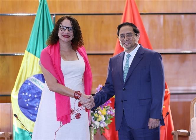 El primer ministro de Vietnam, Pham Minh Chinh, y la presidenta del PCB, Luciana Santos. (Fotografía: VNA)