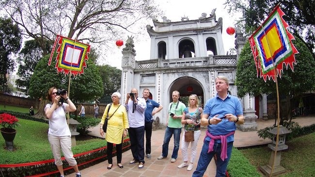 Turistas extranjeros visitan Hanói. (Fotografía: hanoimoi.com.vn)
