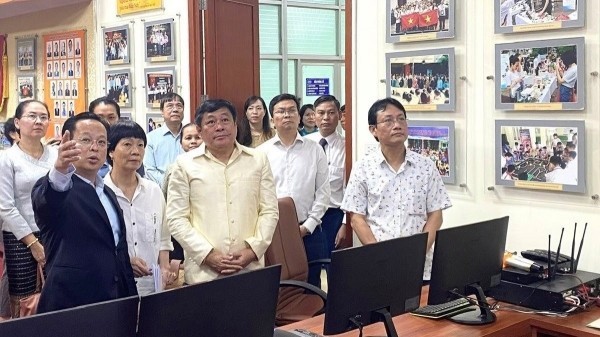 La delegación del Servicio de Educación y Deportes de Vientián visita la sala de administración inteligente de Hanói. (Fotografía: Nhan Dan)