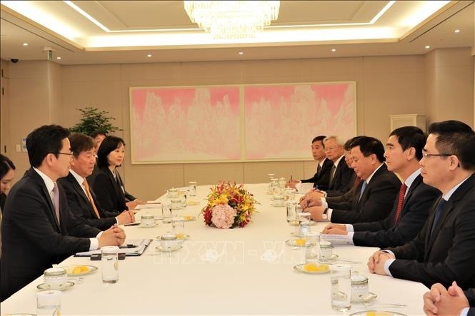 En el encuentro con el jefe del Gabinete presidencial, Kim Dae-ki. (Fotografía: VNA)