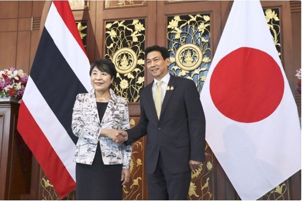 La ministra japonesa de Asuntos Exteriores, Kamikawa Yoko, y su homólogo tailandés, Parnpree Bahiddha-Nukara. (Fotografía: VNA)
