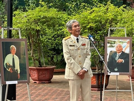 El coronel Tran Hong en la inauguración de la exposición. (Fotografía: VNA)