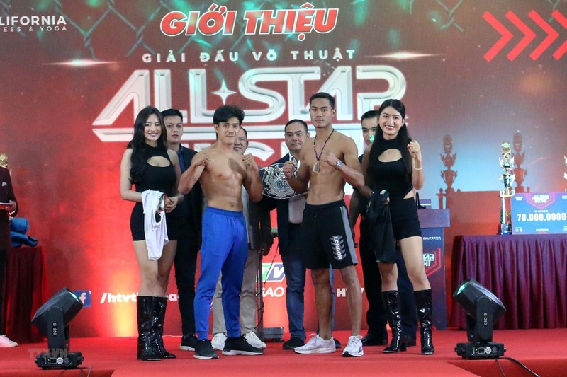 Los boxeadores Nguyen Tran Duy Nhat (Vietnam) y Chaiwat Sungnoi (Tailandia) antes del combate por el título del IPCC en la categoría de 60 kg. (Fotografía: VNA)