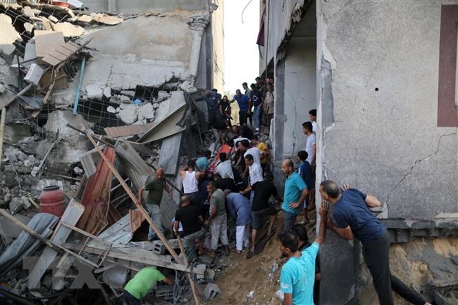 El rescate de personas atrapadas entre los escombros después de un ataque aéreo israelí en Khan Younis, Franja de Gaza. (Fotografía: Xinhua)