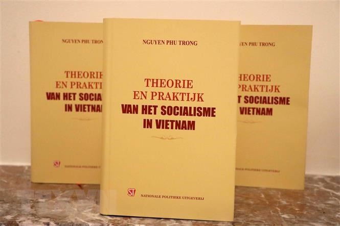 El libro "Algunas cuestiones teóricas y prácticas sobre el socialismo y el camino al socialismo en Vietnam", del secretario general del Partido, Nguyen Phu Trong, en versión holandesa. (Fotografía: VNA)