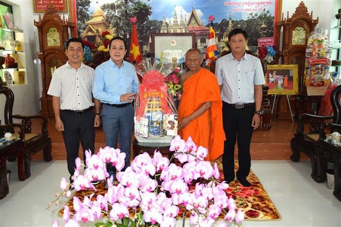 El subsecretario del Comité partidista de la provincia de Tra Vinh, Lam Minh Dang, visita el titular del presidente del Consejo Administrativo de la Sangha Budista de Vietnam en la localidad, Sok Xane. (Fotografía: VNA)