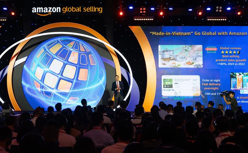 El vicepresidente de Amazon a cargo de socios de ventas internacionales, Eric Broussard, habla en el evento.