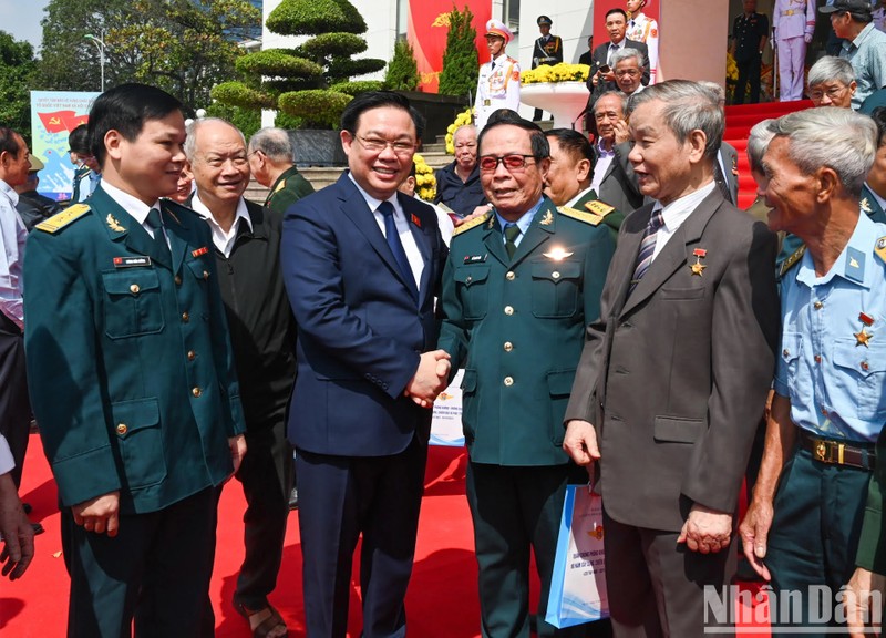 El presidente de la Asamblea Nacional de Vietnam, Vuong Dinh Hue, y autoridades de la Fuerza de Defensa Aérea-Antiaérea. (Fotografía: Nhan Dan)