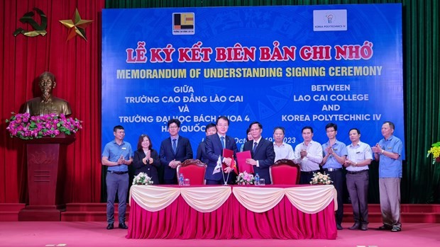 El Colegio Lao Cai firma un acuerdo de cooperación con el Politécnico IV de Corea para mejorar la calidad de la educación y los recursos humanos. (Fotografía: VNA)