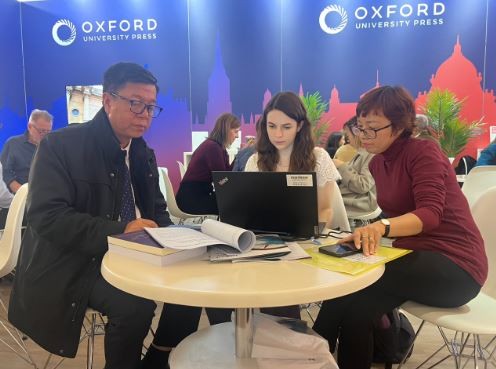 La delegación vietnamita trabaja con la editorial de la Universidad de Oxford. (Fotografía: VNA)