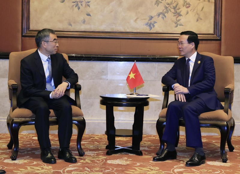 El presidente vietnamita, Vo Van Thuong, recibe al presidente de Huawei, Liang Hua. (Fotografía: VNA)