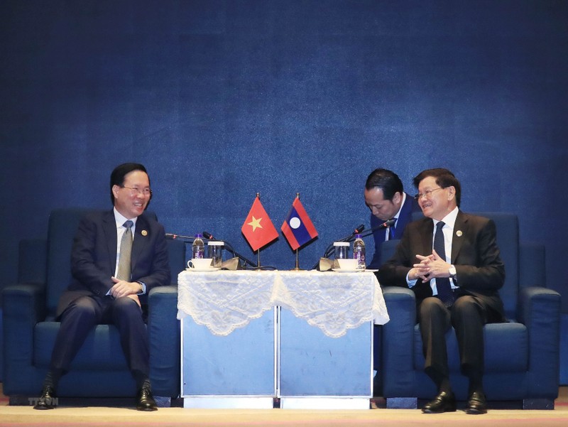 El presidente vietnamita, Vo Van Thuong (izquierda), y el secretario general del Partido Popular Revolucionario y presidente de Laos, Thongloun Sisoulith. (Fotografía: VNA)