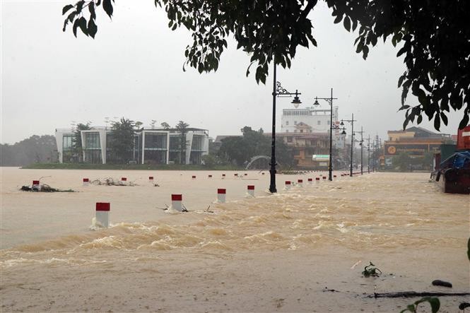 Las inundaciones en el río Huong alcanzan el nivel de alarma 2. (Fotografía: VNA)