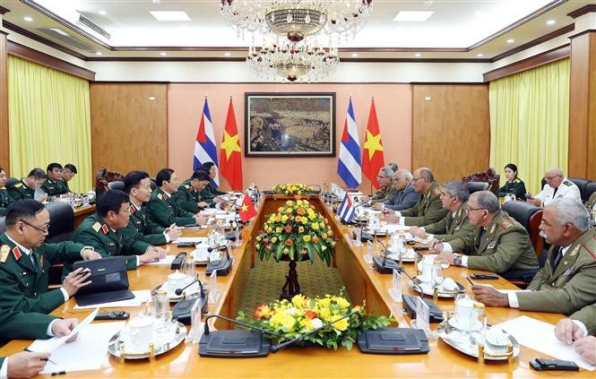 El coronel general Nguyen Tan Cuong sostiene conversaciones con el coronel general Roberto Legrá Sotolongo. (Fotografía: VNA)