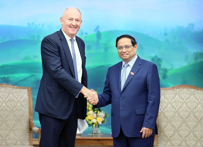 El primer ministro de Vietnam, Pham Minh Chinh recibe a Guy Bradley, presidente de Swire & Sons. (Fotografía: VNA)