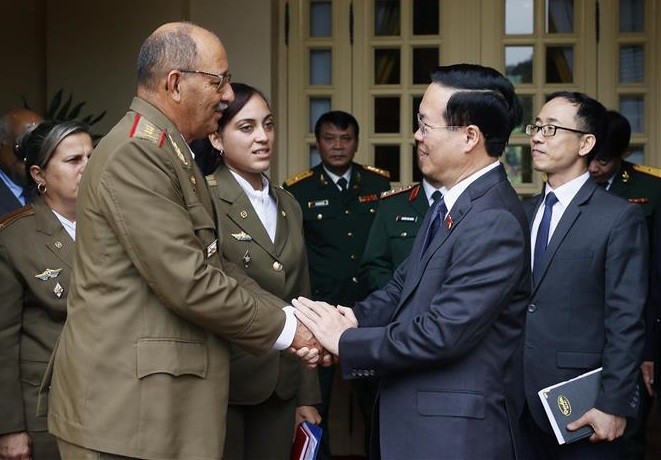 El presidente Vo Van Thuong recibe al viceministro de las Fuerzas Armadas Revolucionarias de Cuba y jefe del Estado Mayor General, general de cuerpo de Ejército Roberto Legrá Sotolongo. (Fotografía: VNA)